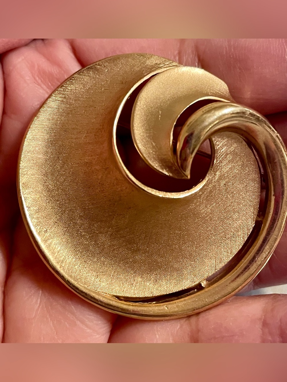 Gold Spiral Swirl Women's Brooch - Classic Gold-Tone Pin
